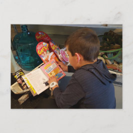 Postal Niño explorando trucos de magia y juguetes