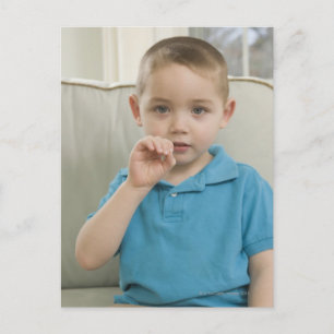 Postal Niño firmando la letra 'O' en cartel estadounidens