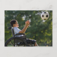 Niño hispano de 8 años, en silla de ruedas con fút