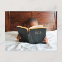 Niño leyendo la Santa Biblia