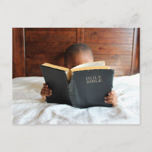 Postal Niño leyendo la Santa Biblia