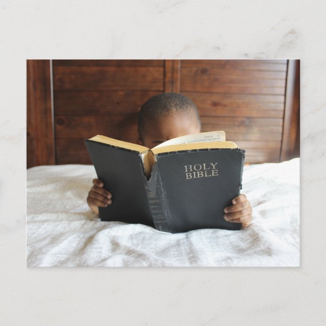 Postal Niño leyendo la Santa Biblia (Anverso)