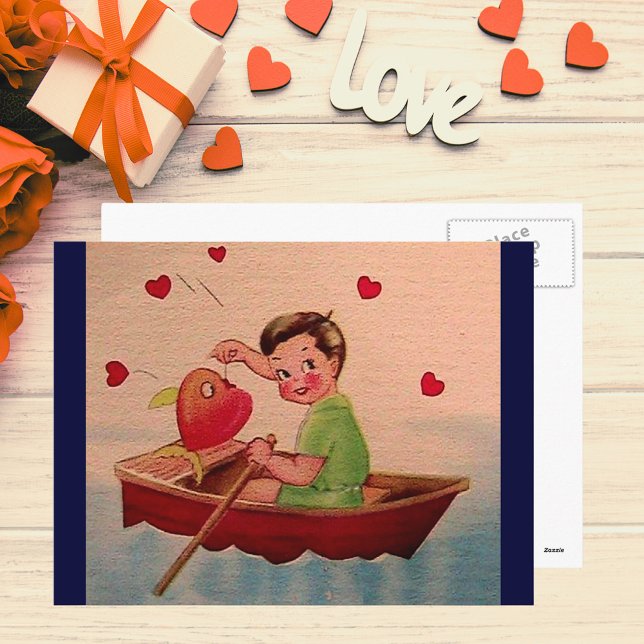 Postal Niño sosteniendo el corazón en barco (Boy Holding Heart in Boat Postcard)