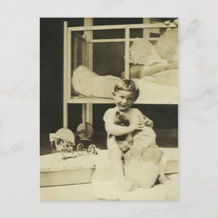 Postal Niño sosteniendo oso de peluche