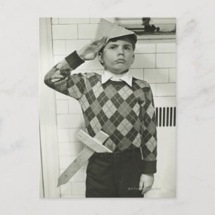 Postal Niño sosteniendo una espada de madera