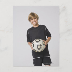 Postal Niño sosteniendo una pelota de fútbol, sonriendo, 