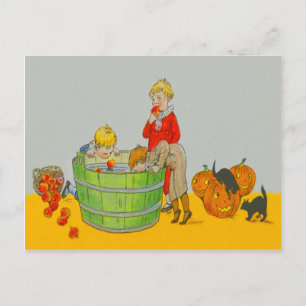 Postal Niños buscando manzanas Linterna de Jack O' Lanter
