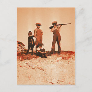 Postal Niños con foto de Rifle Vintage