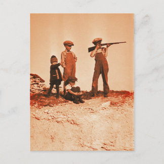 Postal Niños con foto de Rifle Vintage