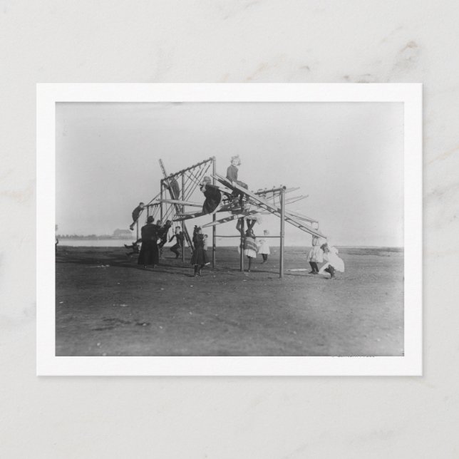 Postal Niños disfrutando del juego de columpios (Anverso)