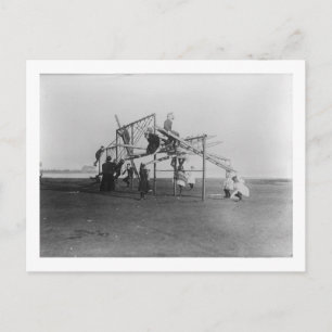 Postal Niños disfrutando del juego de columpios