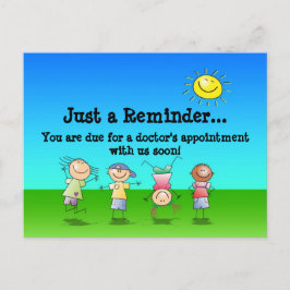 Postal Niños jugando al aire libre en un día soleado