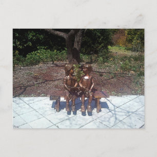 Postal Niños leyendo con amor