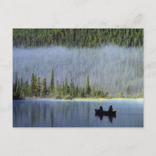 Postal Niños pescando desde canoa con niebla en