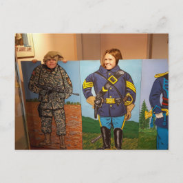 Postal Niños posando con recortes de uniformes militares