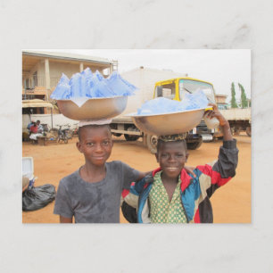 Postal Niños vendiendo bolsitas de agua en Ghana