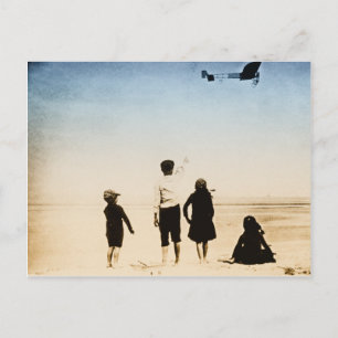 Postal Niños viendo el avión en la playa