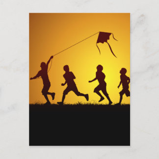 Postal Niños volando una cometa