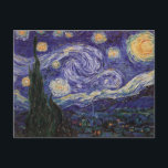 Postal Noche estrellada, Van Gogh pueblo francés Saint Re<br><div class="desc">Un pueblo francés "Saint Remy" está en llamas con la luminiscencia de las estrellas en una azul Noche estrellada.  Luz de estrellas sobre el pueblo con nubes,  estrellas y luna creciente amarilla brillante a medianoche.  Pintura postimpresionista vintage del pintor francés Vincent Van Gogh.</div>