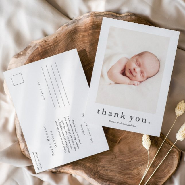 Postal Nombre moderno foto bebé gracias (Simple Typography Baby Photo Thank You Card.)