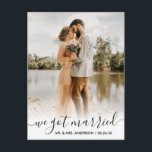 Postal Nos Casamos Con La Moderna Superposición De Guione<br><div class="desc">Caligrafía moderna de moda: tenemos tarjeta postal de Invitación de Boda de fotografía Boda casada</div>