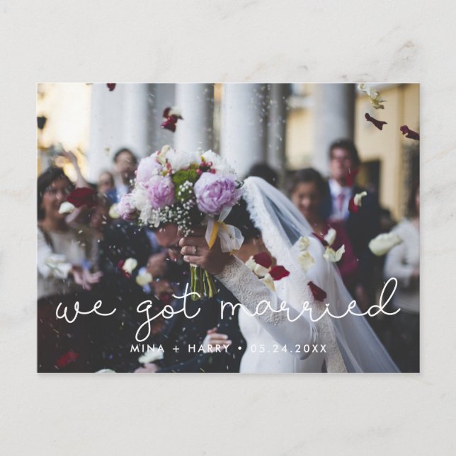 Postal Nos casamos con una foto de boda de escritura Cute (Anverso)