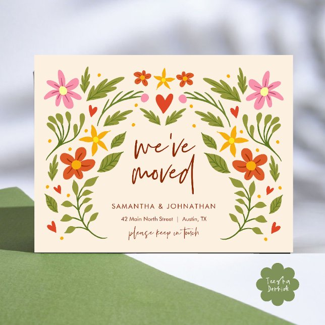 Postal Nos hemos mudado, anuncio de nueva dirección domic (We've Moved, New Home Address Announcement Postcard in Wild Flowers Beige Greenery theme)
