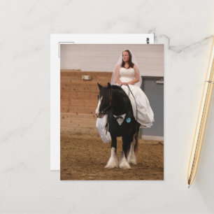 Postal Novia en un caballo callejero