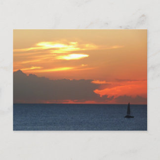 Postal Nubes de atardecer y navegación marítima