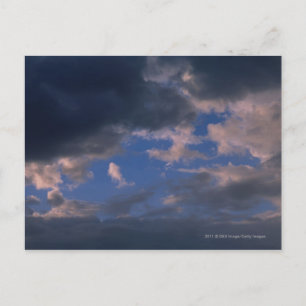 Postal Nubes de tormenta contra el cielo azul