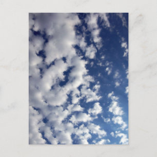 Postal Nubes esponjosas En El Cielo Azul