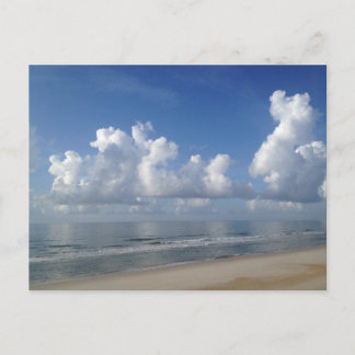 Postal Nubes grasas sobre la playa de la isla de Topsail
