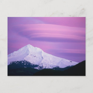 Postal Nubes violetas profundas rodean el Monte Hood, en