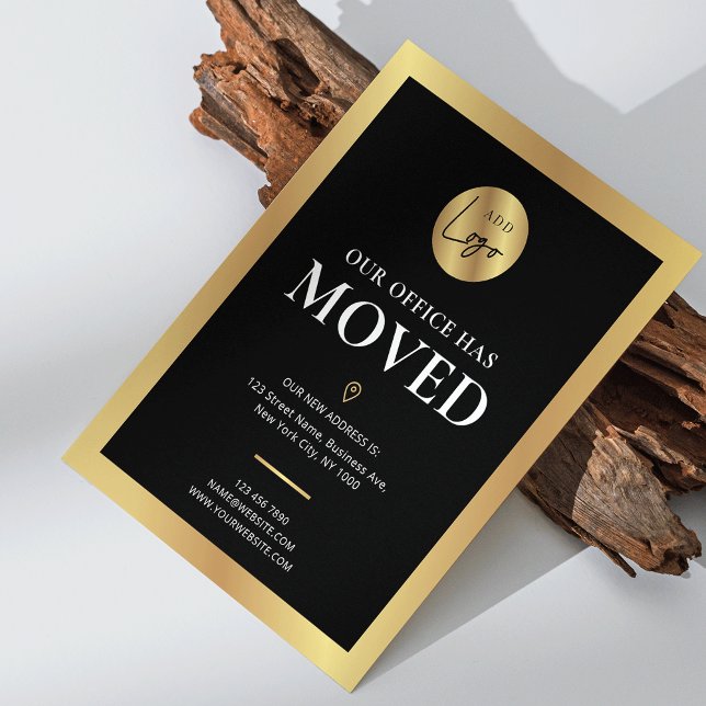 Postal Nuestra oficina ha movido la nueva dirección con e (modern black and gold logo address change announcement business postcard)