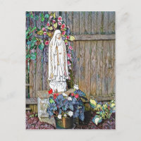 Nuestra Señora de Fátima con flores por cerca