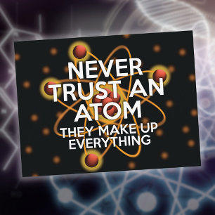 Postal NUNCA CONFÍES EN UN ÁTOM Cita Divertida de Ciencia