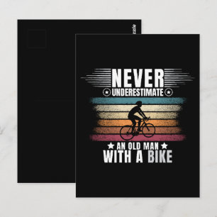 Postal Nunca Subestimes a un Hombre Mayor en una Biciclet