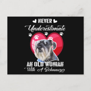 Postal Nunca subestimes a una anciana con schnauzer