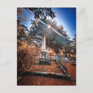 Postal Obelisco de cementerio histórico con luz solar de 