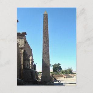 Postal Obelisco en el templo de lujo contra el cielo azul