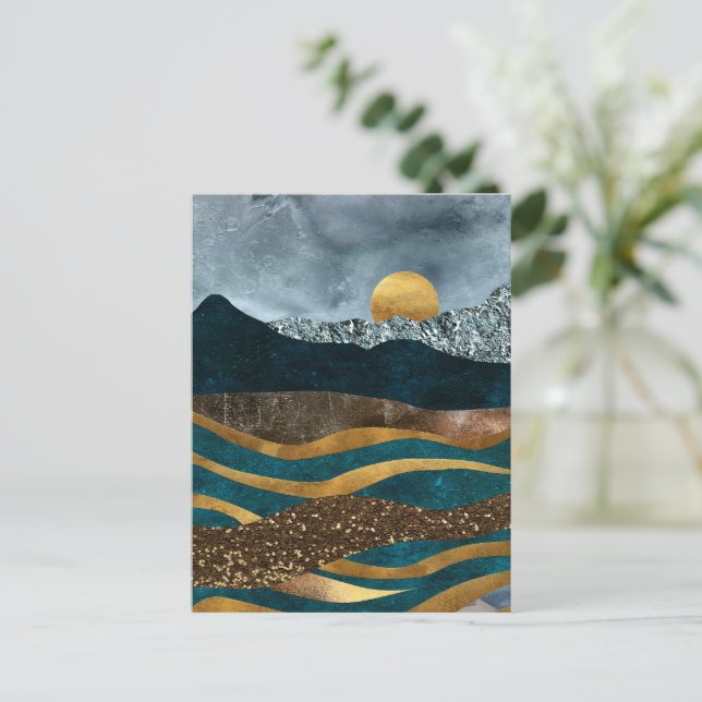 Postal Olas doradas bajo montañas iluminadas por la luna (Anverso de pie)