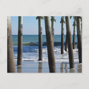 Postal Olas que rompen bajo el muelle en la playa de Myrt