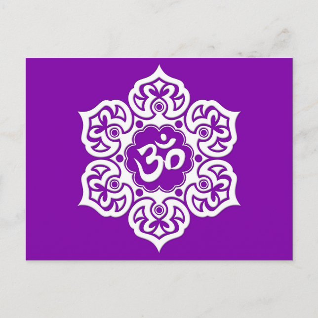 Postal Om blanco de flores de Lotus sobre morado (Anverso)