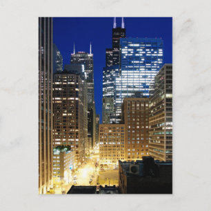 Postal Opinión de la noche del paisaje urbano de Chicago