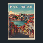 Postal Oporto, Portugal - Ciudad y río<br><div class="desc">Celebra el espíritu vibrante de Oporto con esta postal ilustrada. Con calles adoquinadas,  tejados de tejas rojas y el emblemático puente Dom Luís I,  este diseño capta la esencia de la histórica ciudad portuguesa a orillas del río.</div>