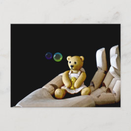 Postal Oso de peluche en la mano viendo burbujas