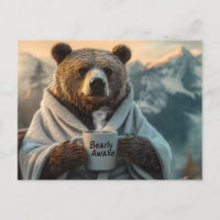Oso en la barra sosteniendo café en la taza