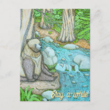 Oso sentado junto a un arroyo