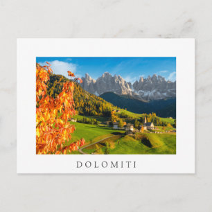 Postal Otoño en un paisaje de Dolomitas con iglesia