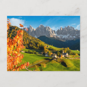 Postal Otoño en un paisaje Dolomita con iglesia